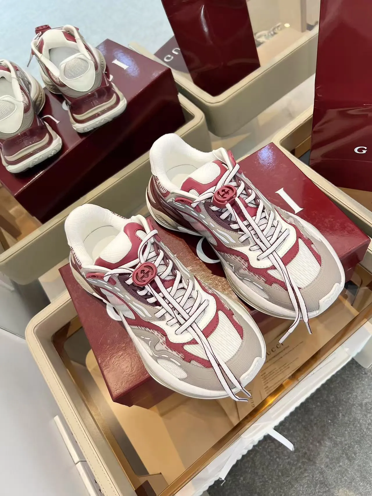 P900 Gucci 2.0 sneakers reinterpret the brand's iconic striped webbing elements. When retro genes collide with futuristic design, this new pair of Gucci shoes directly reaches the trend threshold 💥 ✔️Color combination of caron contrasting colors + classic stripes, GG reflective piping, good visual impact, and comes with a high-gloss filter when out on the street ✔️ The structure is made of multi-layer splicing of different materials, mesh is breathable, leather is shaped, and the outsole is combined with EVA rubber. It is fashionable and practical. ✔️ Details are made of double G midsole + iconic double G lock shoelaces. The retro DNA is crazy and restless, and every step is based on the trendy aesthetic. Size: 35-41 for women, 39-46 for men, (41.46 custom-made)